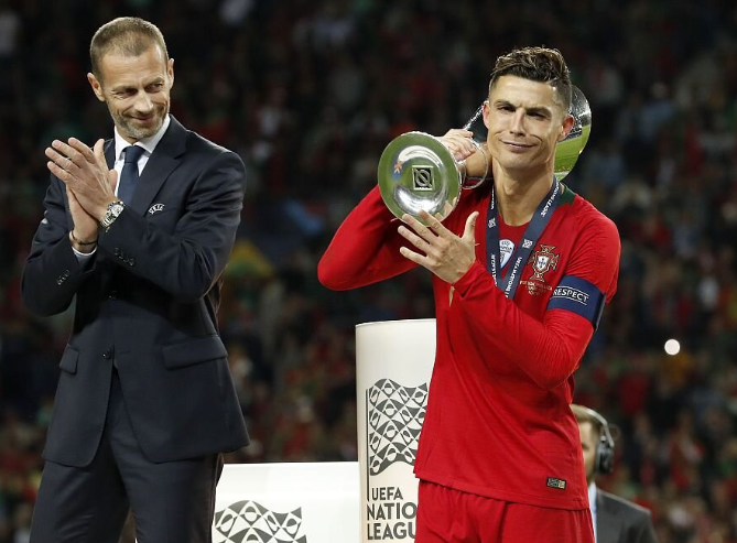 Ronaldo (CR7) 40 Tuổi Nâng Cúp, Khoảnh Khắc Huyền Thoại Khiến Cả Thế Giới Bùng Nổ!
