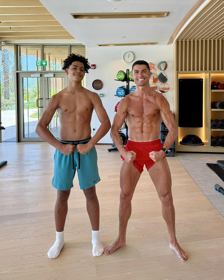 Gần bằng! Cristiano Ronaldo khoe cơ bắp với Mini Ronaldo: Cha nào con nấy
