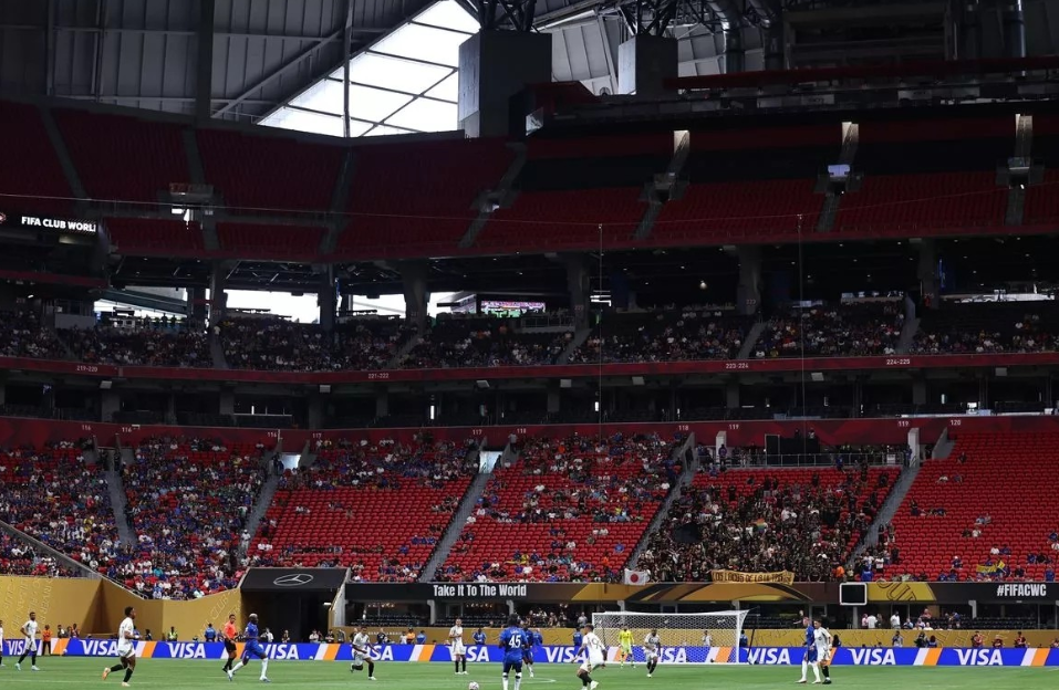 Mirror: Lượng khán giả đến sân Chelsea thấp, hoạt động tiếp thị và lịch thi đấu của FIFA có vấn đề