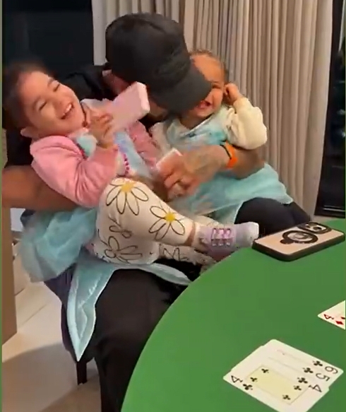 Neymar Làm “Ông Bố Lương Cao” Vừa Đánh Bài, Vừa Trông Hai Con Cực Khéo
